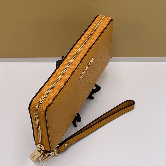 MICHAEL KORS LARGE TRAVEL CONTINENTAL WRISTLET WALLET MARIGOLD COLOR
NWT - Picture 11 of 16